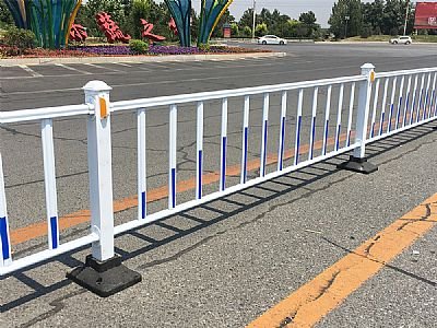 市政护栏又叫做城市交通镀锌喷塑钢护栏