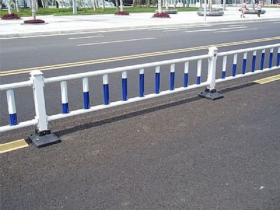 交通护栏又叫做城市交通镀锌喷塑钢护栏