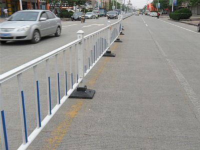 道路护栏又叫做城市交通镀锌喷塑钢护栏