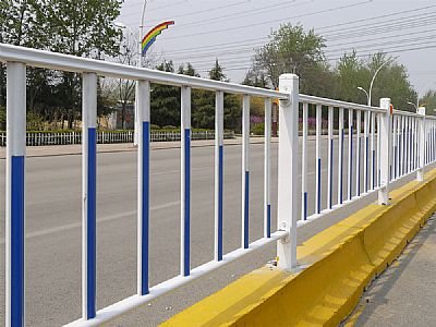 机非隔离护栏又叫做城市交通镀锌喷塑钢护栏